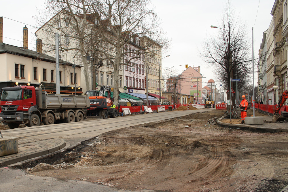 In diesem Straßenabschnitt der KarLi müssen die Freisitzflächen künftig schmaler werden. Foto: Ralf Julke