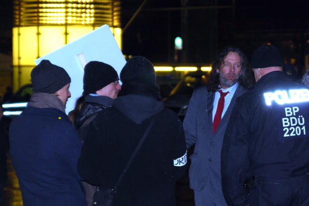 Thomas "Kuno" Kumbernuß - Jeder, der eine Demonstration anmeldet, muss letztlich immer mit der Polizei verhandeln. HIer geht es um die Frage, warum LEGIDA nicht "spazieren" darf. Auch diese Verhandlung erfolgte kollegial und die Polizei nennt sich längst Freund der Satirebewegung. Wohl auch, weil sie mit Abstand die friedlichste rings um Legida ist. Foto: L-IZ.de