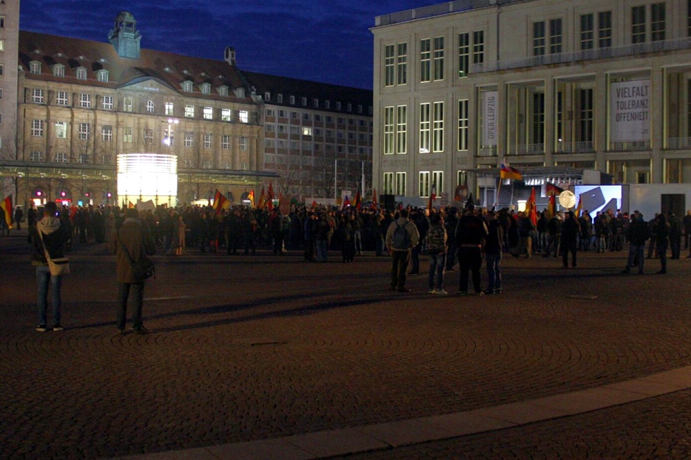 Legida 19:05 Uhr: Die Zahl bleibt offenbar trotz der Ankündigung einer Rede von Lutz Bachmann relativ konstant. Foto: L-IZ.de
