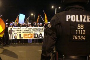Legida am Johannisplatz. Stark verjüngt bei den Bannerträgern und offenbar bewusst einige der wenigen weiblichen Teilnehmerinnen in die Front postiert. Foto: L-IZ.de