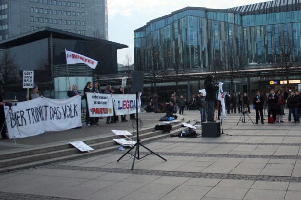 Legida Das Original - seit 18 Uhr wieder auf der Seite am Mendebrunnen. Auch hier gibt es eine "Liveschalte" mit einem gewissen Herrn Rösler aus den "abgewrackten Bundesländern" - allerdings nur per Telefon. Etwa 200 haben sich hier bereits eingefunden. Foto: L-IZ.de