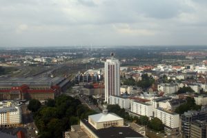 Blick über Leipzig Richtung Norden - dort sind die Windräder am BMW Werk zu erkennen. Foto: Ralf Julke