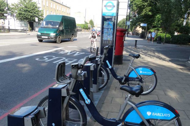 London hat seit 2010 ein stadtweites Verleihsystem mit mittlerweile über 6000 Fahrrädern an mehr als 400 Stationen. Eine halbe Stunde ist kostenfrei. Foto: Patrick Kulow