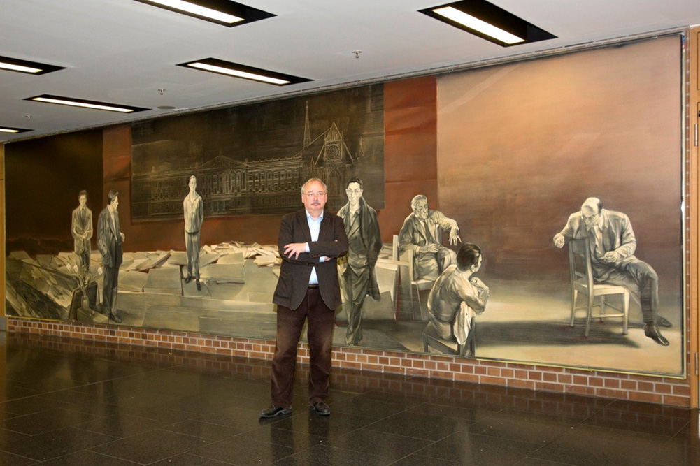 Reinhard Minkewitz vor seinem Gemälde "Aufrecht stehen". Foto: Marion Wenzel, Uni Leipzig