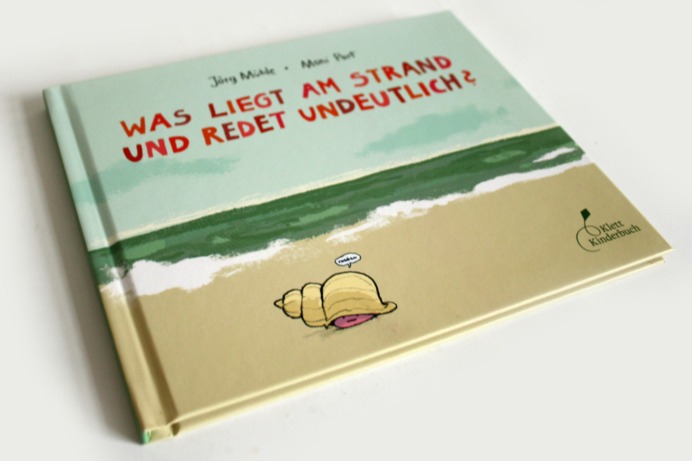 Jörg Mühle, Moni Port: Was liegt am Strand und redet undeutlich? Foto: Ralf Julke