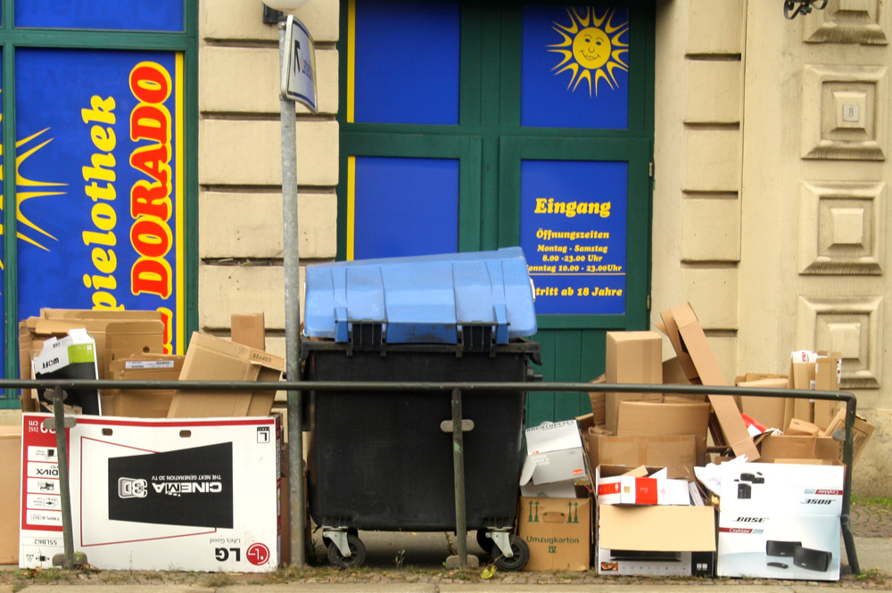 Recycling-Tonne am Straßenrand. Foto: Ralf Julke