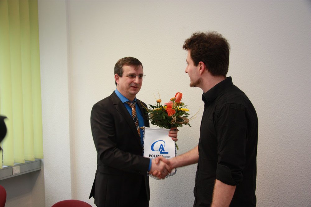 Beglückwünschung durch Kriminaldirektor Rüdiger Zwickirsch, stellv. Leiter des OAZ. Foto: OAZ