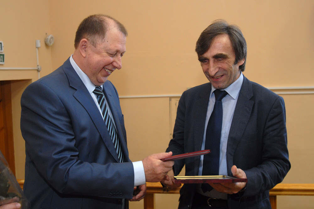 Der Rektor der OSU, Prof. Vladimir Kovalevskiy (links), überreicht Prof. Klaus Hänßgen von der HTWK Leipzig (rechts) die Ehren-Urkunde. Quelle: Staatliche Universität Orenburg