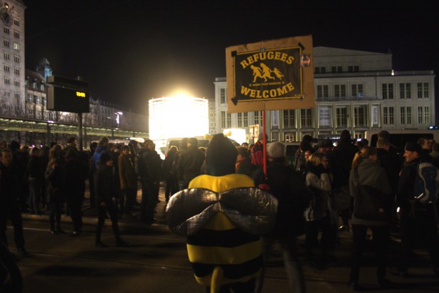 Gegendemonstranten am 9. März 2015 bei "LEGIDA-Das Original" und NoLegida auf der Gewandhausseite des Ausgustusplatzes. Foto: L-IZ.de