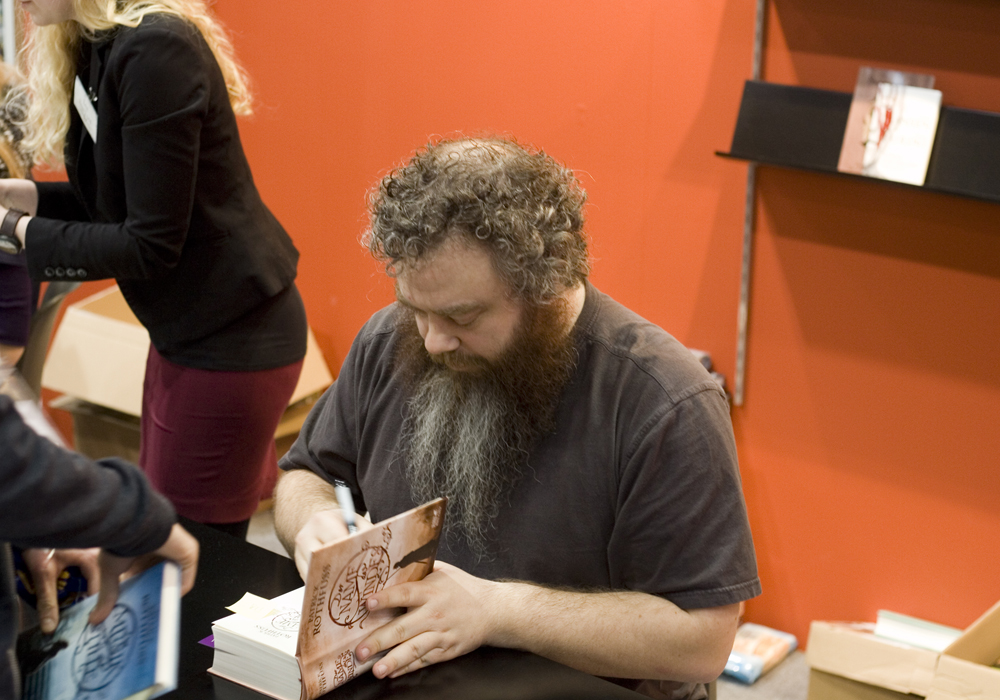 Gut 200 Fans ließen sich ihr Buch von Patrick Rothfuss nach amüsanter Fragerunde signieren Foto: Sebastian Beyer