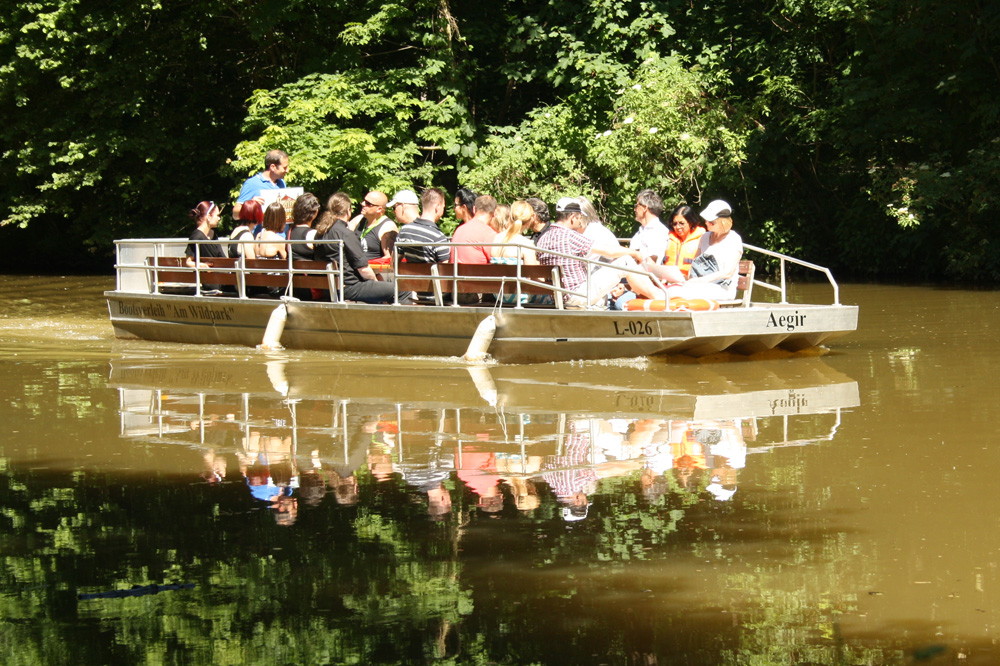 Fahrgastboot auf der Pleiße im Südlichen Auenwald. Foto: Ralf Julke