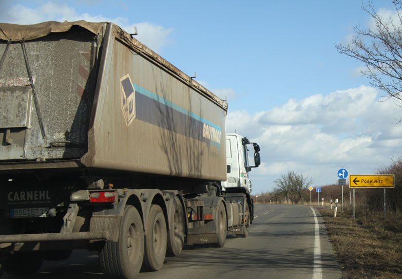 Ein Kohle-Lkw rollt durch Pödelwitz Richtung Profen. Foto: Matthias Weidemann