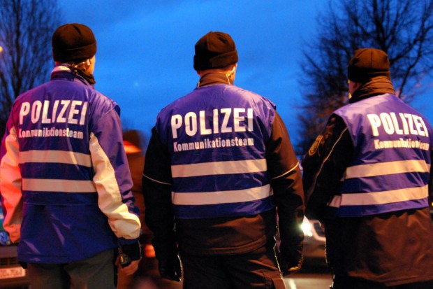 Bereits am 12. Januar: Die Polizei ist gesprächsbreit im Sinne der demokratischen Entscheidung, wer in Leipzig "das Volk" ist. Das Kommunikationsteam drehte sich auf Wunsch des Fotografen. Foto: L-IZ.de