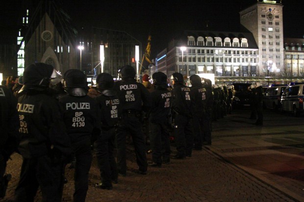 Polizeibeamte schirmen wie gewohnt beide Demonstrationen voneinander ab. Foto: L-IZ.de