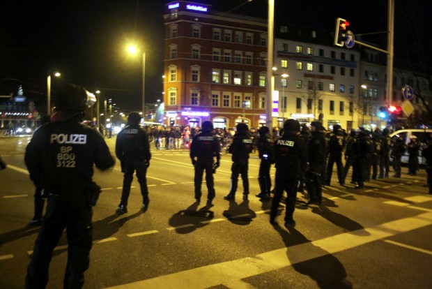 Polizeibeamte am Johannisplatz sichern den Bereich ab, als die Legida-Demo beginnt. Foto: L-IZ.de