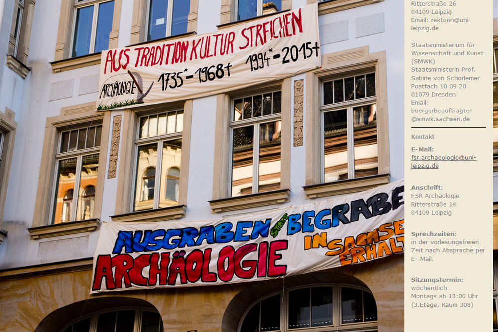 Protestbanner an Gebäude.