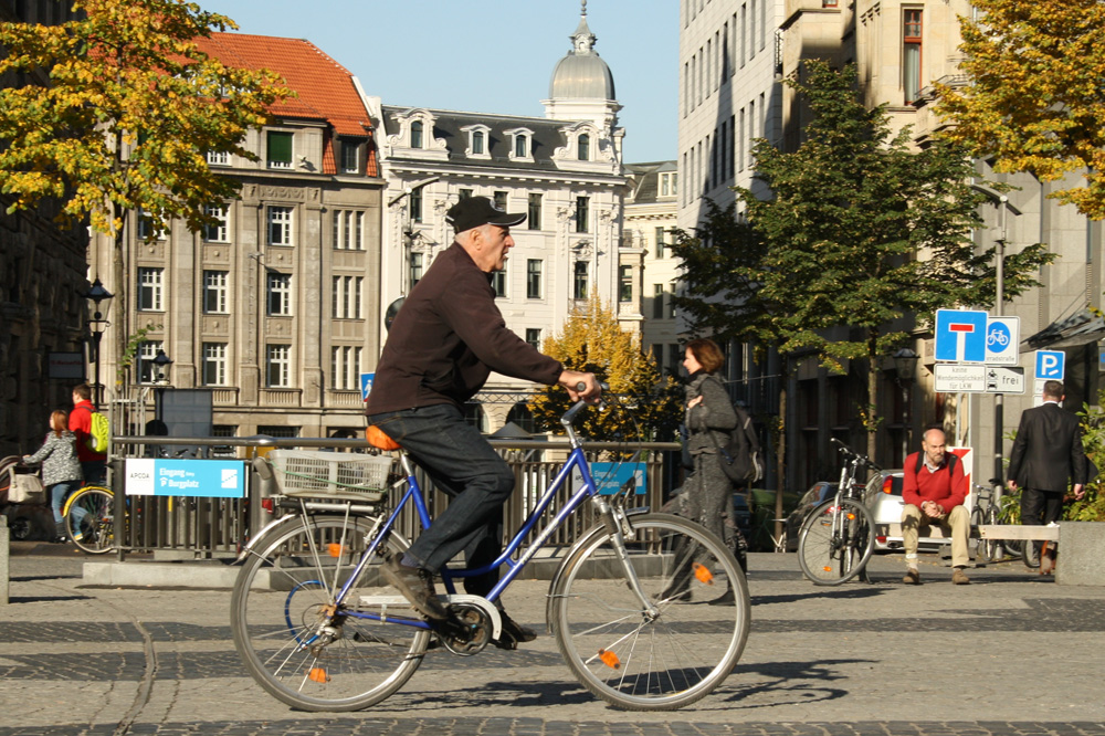 Radfahrer auf dem Burgplatz. Foto: Ralf Julke