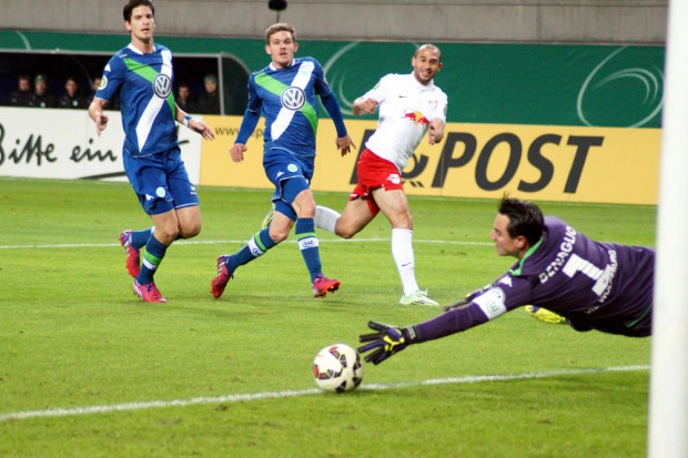 Damari setzt sich durch - doch daneben. Foto: Henriette Fröhlich