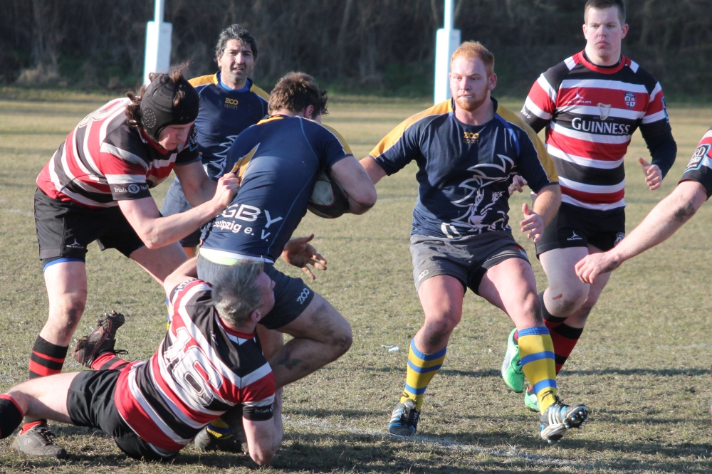 Tyrone Parson versucht den Ball gegen zwei Berliner zu verteidigen. Tyran Fagen eilt zu Hilfe. Foto: RCL