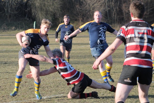 Tobias Heine wird um die Herausgabe des Balle "gebeten". Foto: RCL