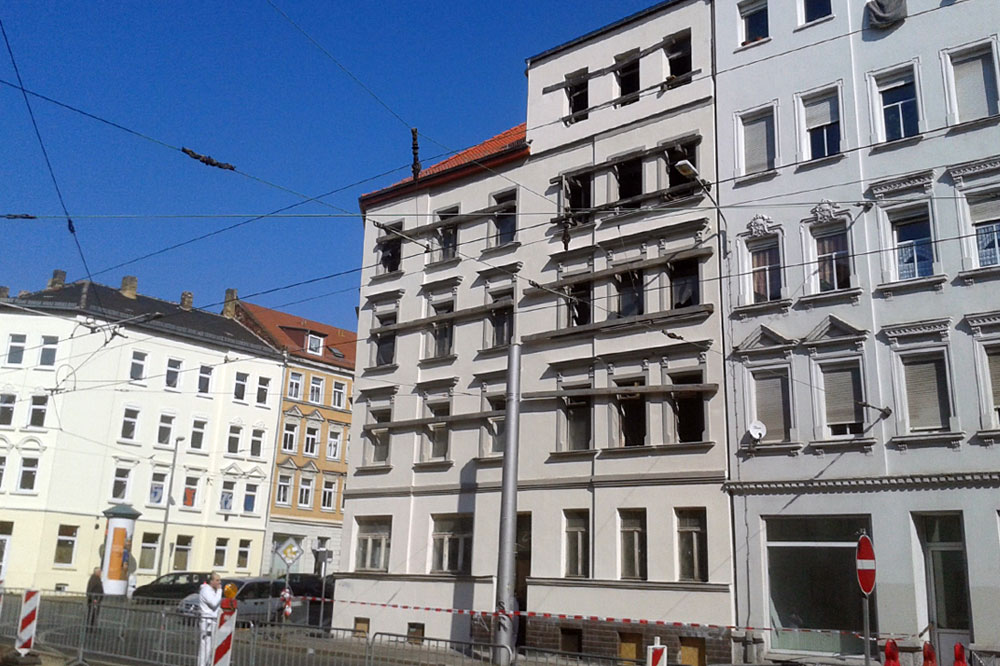 Drohender Hauseinsturz in der Georg-Schumann-Straße/ Ecke Elli-Voigt-Straße. Foto: Patrick Kulow
