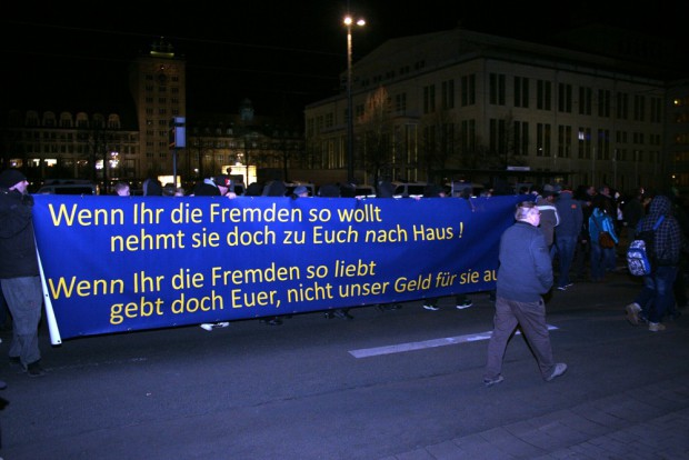 Seitentransparent bei Legida mit deutlicher Aussage. Menschlichkeit - warum nicht? So lange ich nichts damit zu tun habe? Foto: L-IZ.de
