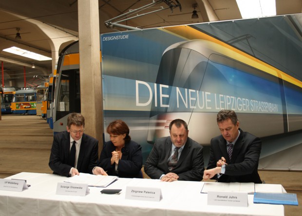 Höchste Zeit: Vertragsunterzeichn ung für die ersten fünf Straßenbahnen von Solaris am 26. März im Straßenbahnhof Angerbrücke. Foto: Ralf Julke