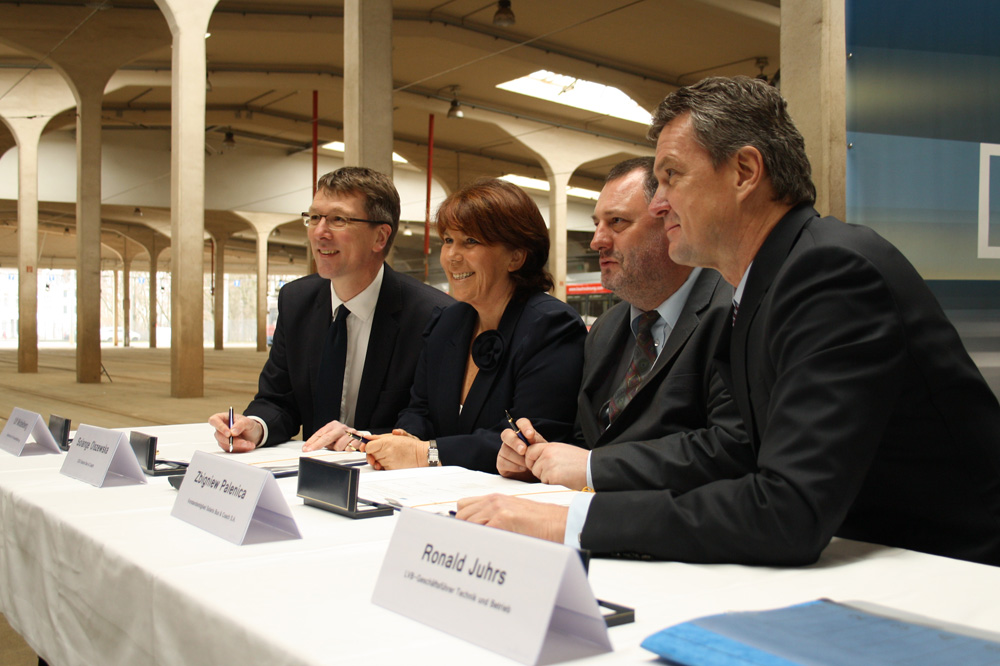 Unterschrift am 26. März: Ulf Middelberg, Solange Olszewska, Zbigniew Palenica und Ronald Juhrs (von links). Foto: Ralf Julke