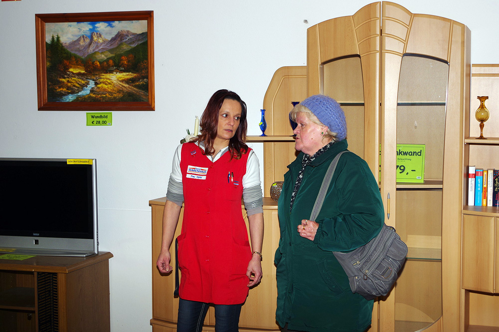 Kundenberatung im Sozialwarenhaus. Foto: Sozialwarenhaus Leipzig