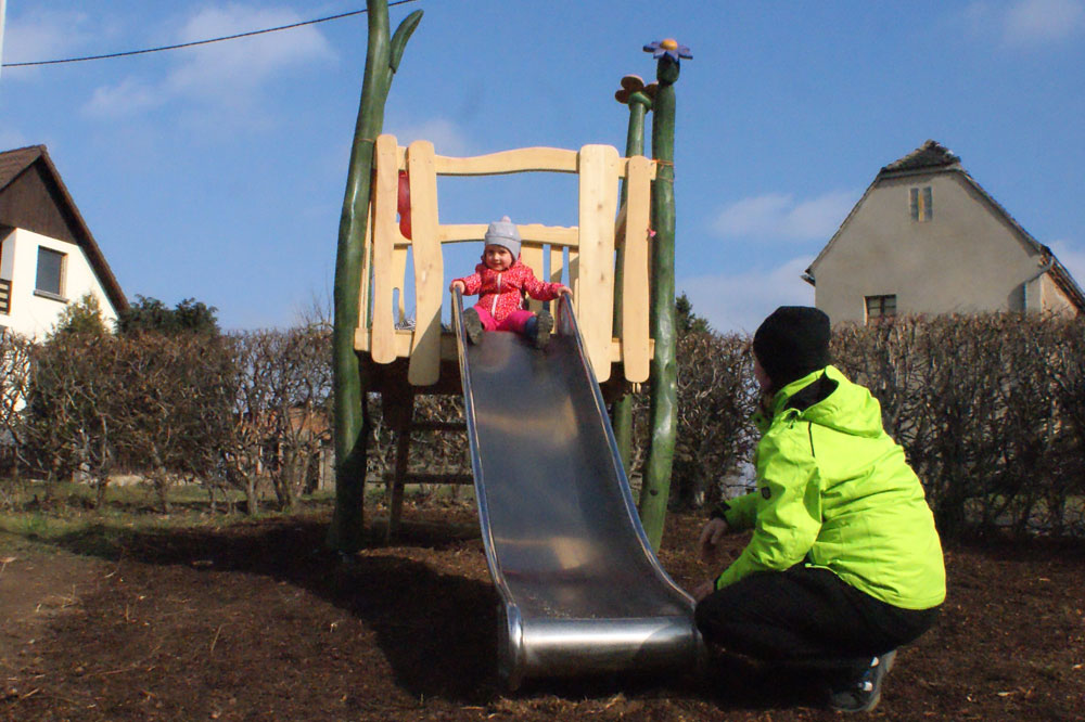 Die kleine Jasmin ist die Erste auf der Rutsche. Mutter Marika Reinsch freut sich sehr über den neuen Spielplatz im Dorf. Foto: Stadt Grimma