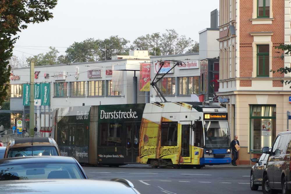 Die Straßenbahn der Linie 9 schlängelt sich durch die engen Straßen in Markkleeberg-West. Foto: Patrick Kulow