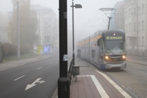 Leipziger Straßenbahn im Nebel. Foto: Ralf Julke