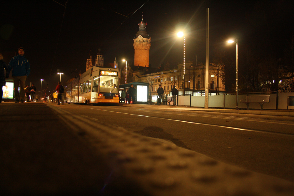 Straßenbahn der Linie 9 an der Haltestelle Wilhelm-Leuschner-Platz. Foto: Ralf Julke