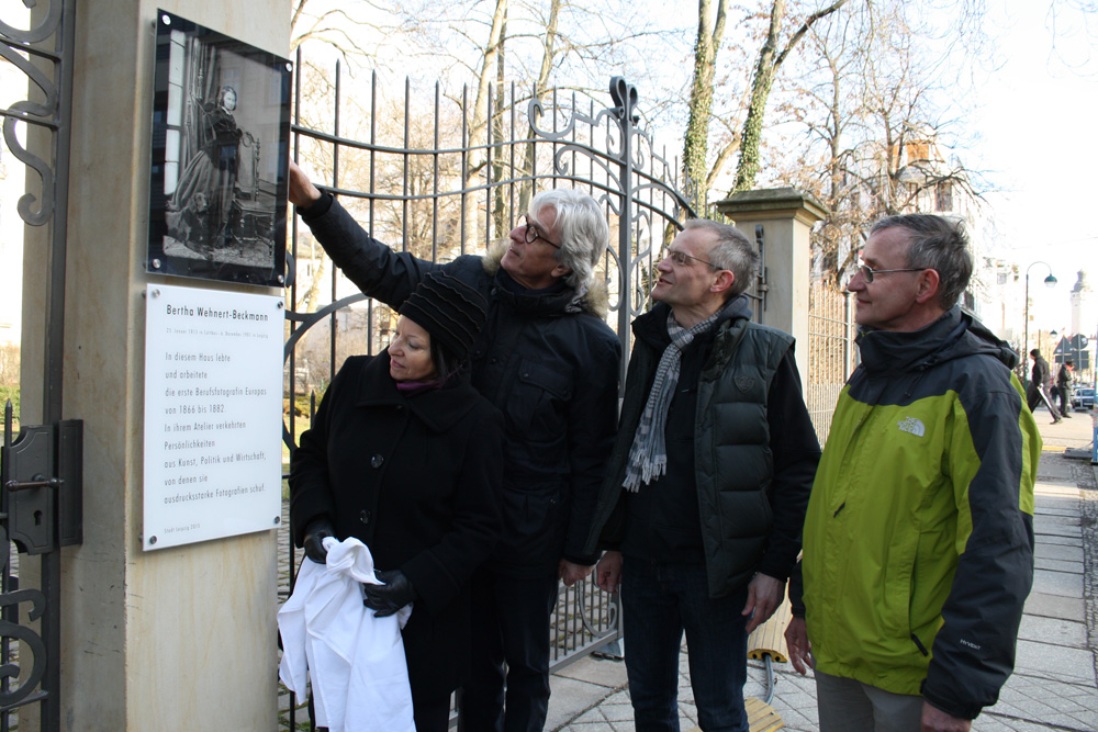Die Tafel ist enthüllt: Kulturamtsleiterin Susanne Kucharski-Huniat, Museumsdirektor Dr. Volker Rodekamp, Christoph Kaufmann und der Künstler Harald Alff (von links). Foto: Ralf Julke