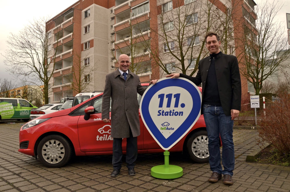 UNITAS-Vorstand Steffen Foede (links) und teilAuto-Stadtbüroleiter Manuel Emmelmann vor der 111. Carsharing-Station in Leipzig. Foto: teilAuto