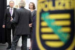 2010 war längst klar, welche Engpässe die Polizeireform mit sich bringen würde - Markus Ulbig bei der Präsentation der neuen blauen Polizeiuniformen. Foto: Matthias Weidemann