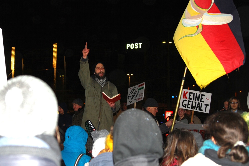 Unter der Bananenfahne auf großer Fahrt. Uwe Brückner von LEGIDA - Das Original: Auch eine Freiheitsbewegung braucht Ansprachen und wegweisende Ideen. Foto: L-IZ.de