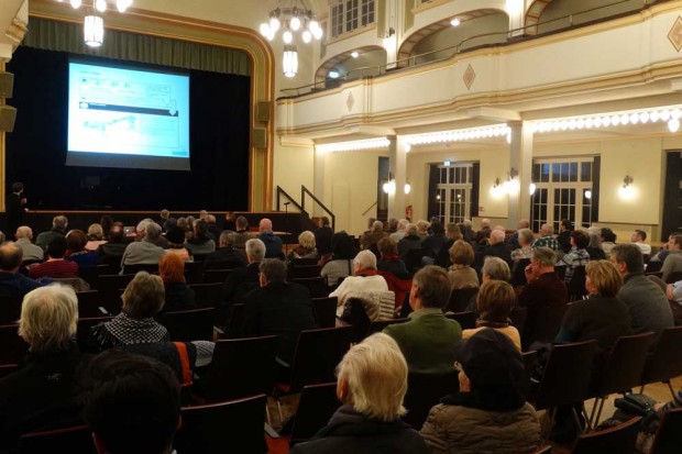 Bürgerversammlung im Markkleeberger Rathaus zur Umgestaltung der Markkleeberger Stadtmitte: Der Saal ist zu zwei Dritteln gefüllt. Foto: Patrick Kulow