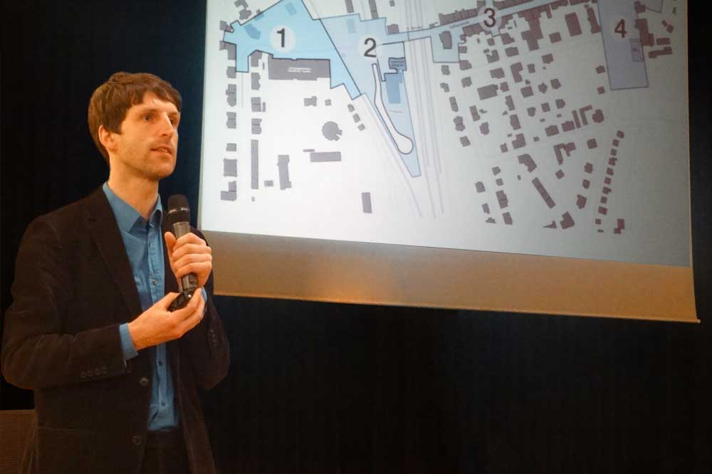 Bürgerversammlung im Markkleeberger Rathaus: Michael Rudolph vom Planungsbüro erklärt die Vorschläge zur Umgestaltung der Markkleeberger Stadtmitte. Foto: Patrick Kulow