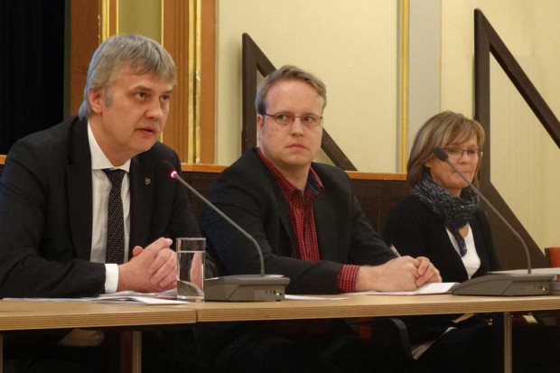 Bürgerversammlung im Markkleeberger Rathaus: OBM Karsten Schütze präsentiert die Ergebnisse der Bürgerbefragung zur Umgestaltung der Markkleeberger Stadtmitte. Foto: Patrick Kulow