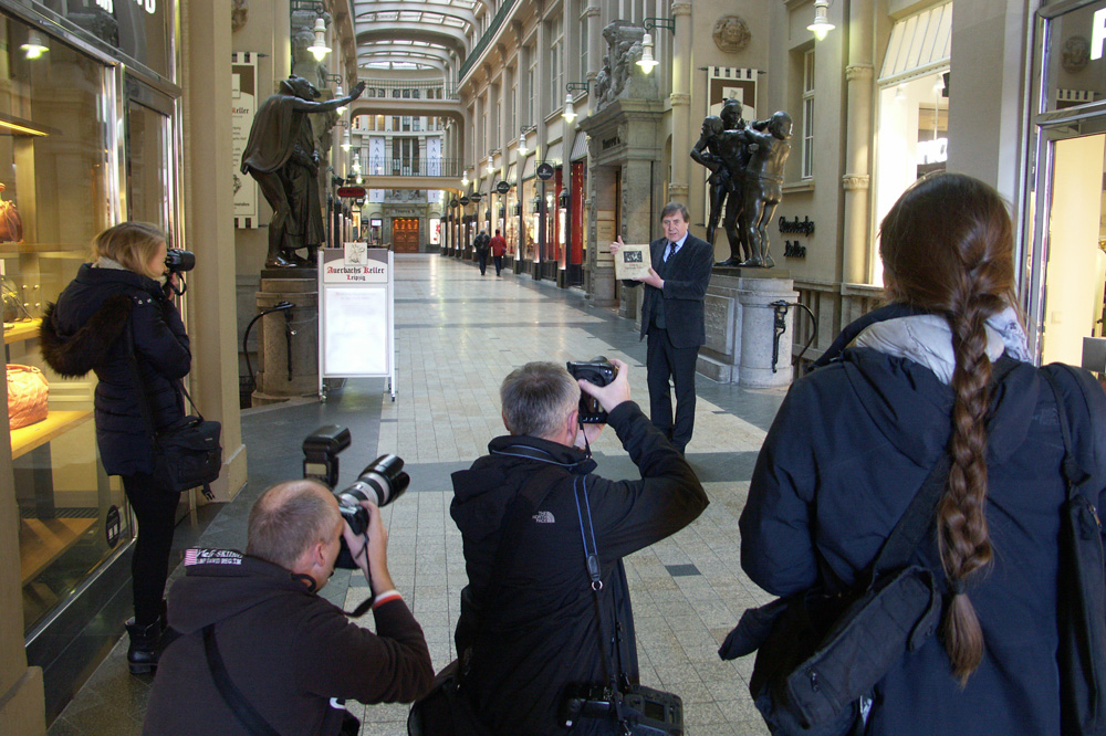 Fotoshooting mit dem Buchautoren Bernd Weinkauf vor dem Eingang zu Auerbachs Keller. Foto: Karsten Pietsch