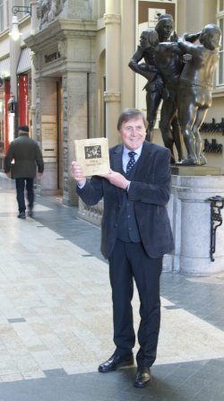Bernd Weinkauf mit dem neuen Buch direkt vorm Eingang zu Auerbachs Keller. Foto: Karsten Pietsch