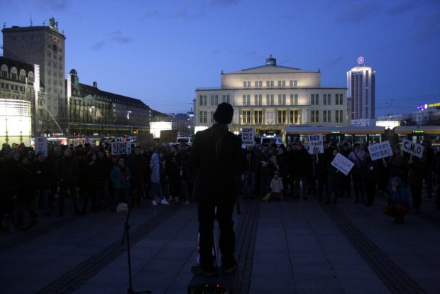 Weitere Ansprachen bei LEGIDA - Der Platz am Mendebrunnen füllt sich. 18:30 Uhr ist die Versammlung be 500 Teilnehmern angelangt. Foto: L-IZ.de