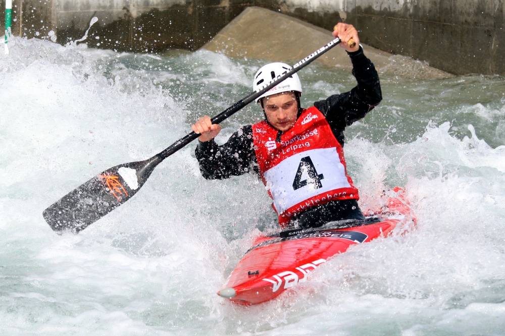 Standortbestimmung für Franz Anton (Leipziger KC) und Kollegen im Markleeberger Wildwasser. Foto: Sebastian Beyer
