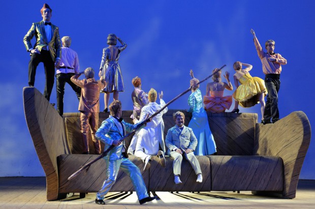 Eine Couch und DRessur in den Bewegungen. Foto: Thomas Aurin / Schauspiel Leipzig