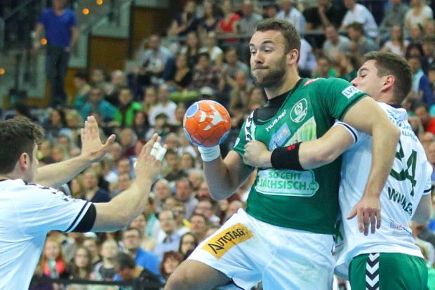 Jan Winkler (Rimpar) versucht Philipp Pöter (SC DHfK) auszubremsen. Foto: Jan Kaefer