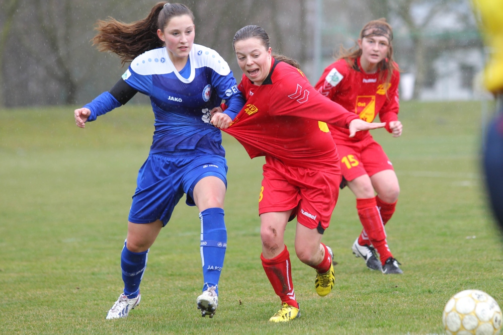 Isabella Möller (#6, Potsdam) zerrt Marie-Luise Herrmann (#8, Leipzig) am Trikot. Foto: Jan Kaefer