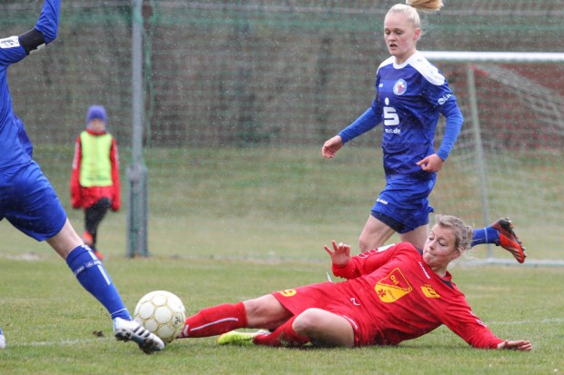 Angelina Lübcke (#19, Leipzig) mit Bodenkontakt. Foto: Jan Kaefer