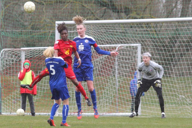 Safi Nyembo (21, Leipzig) und Liesa Seifert (#32, Potsdam) steigen im Potsdamer Strafraum zum Kopfball hoch. Foto: Jan Kaefer