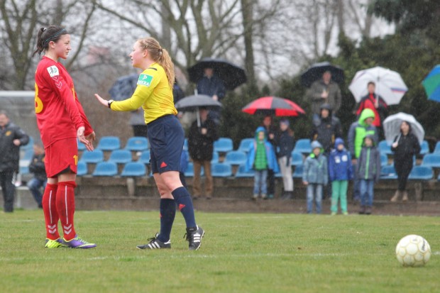 Schiedsrichterin Andrea Knauer mahnt FFV-Kapitänin Christin Janitzki (#18, Leipzig) zur Mäßigung. Foto: Jan Kaefer